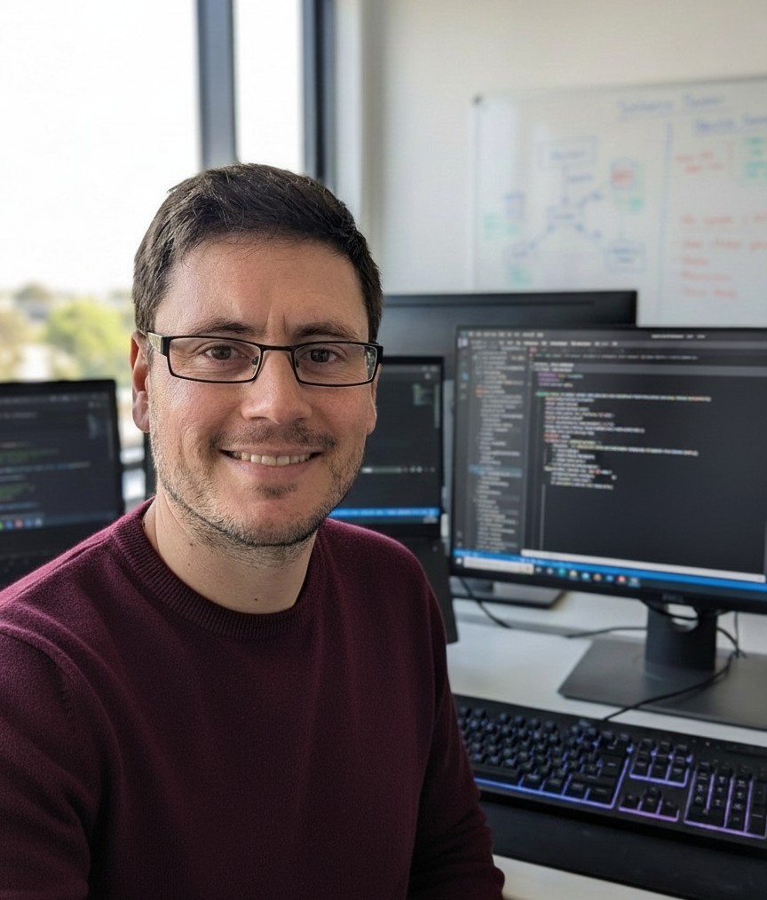 Antonio Hernández Cervantes sonriendo con traje oscuro